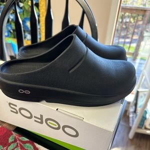 Oofos clogs women’s size 8
